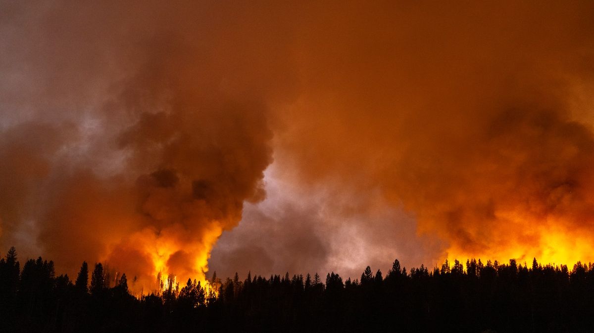 Yosemitský park v ohrožení. Kvůli požáru v jeho blízkosti evakuují tisíce lidí